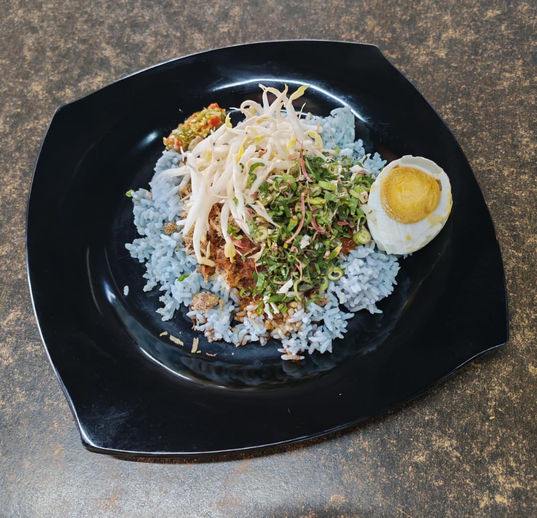 Nasi Kerabu Telur Masin