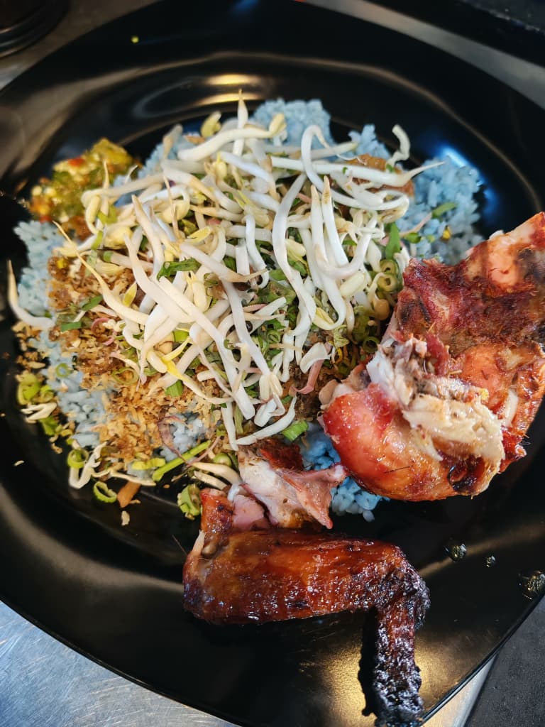 Nasi Kerabu Ayam Golek